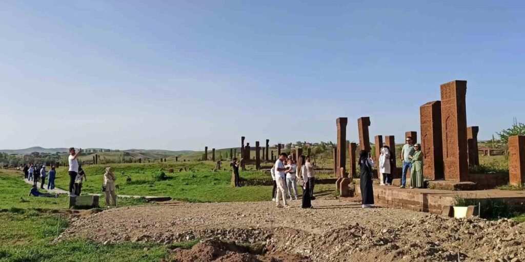 Ahlat’ta turizm sezonu hareketliliği: Selçuklu Meydan Mezarlığı ziyaretçi akınına uğruyor