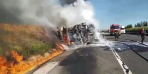 Akaryakıt tankeri alev alev yandı