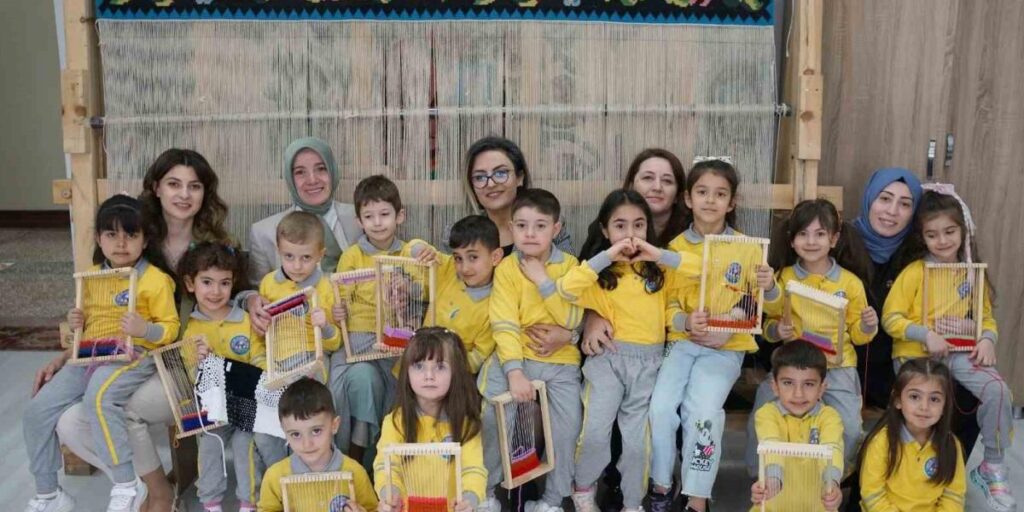 Anaokulu öğrencileri halı tezgahıyla tanıştı