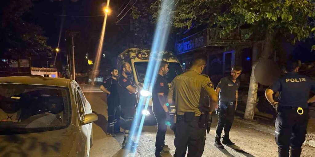 Araçta baygın bulunan 2 şahıs ekipleri hareket geçirdi