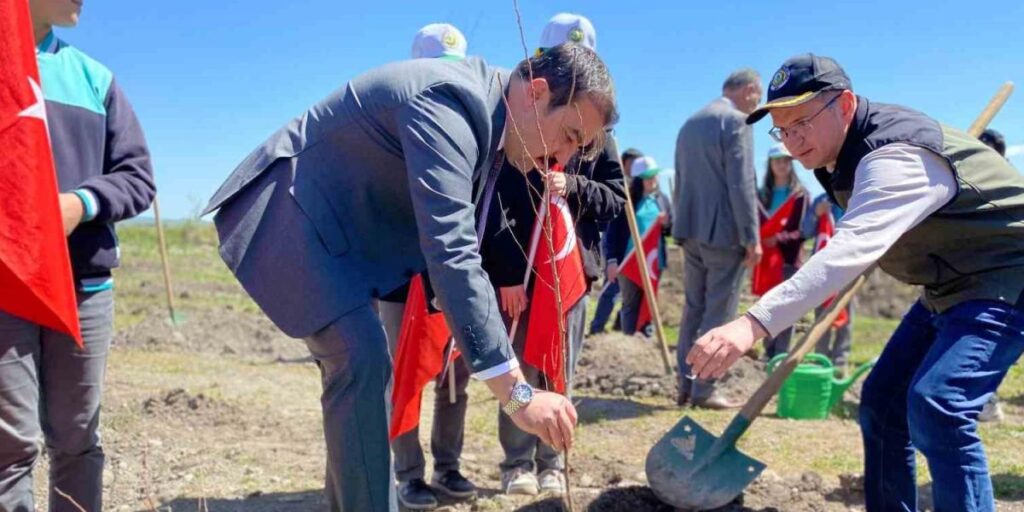 Arpaçay’da meyve fidanları toprakla buluştu