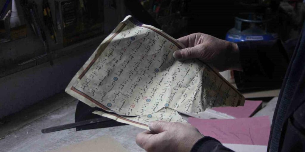 Aşınmış kitaplara 45 yıldır hayat veriyor