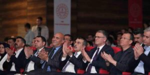 Bakan Tekin, Van’da Maarif Orkestrası ve Halk Dansları Topluluğu’nun gösterisini izledi