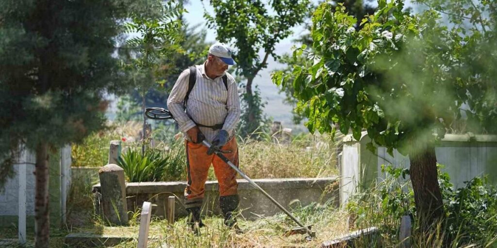 Battalgazi Belediyesi’nden mezarlıklarda bayram temizliği