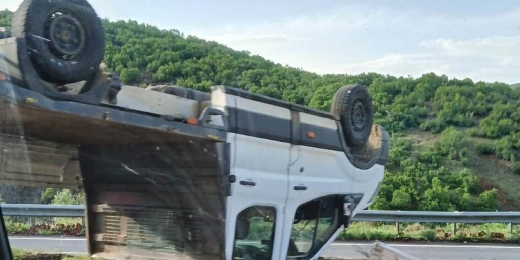 Bingöl’de kamyonet refüje çıktı: 1 yaralı