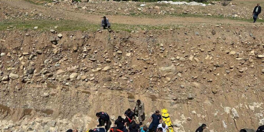 Bingöl’de otomobil dereye uçtu: 7 yaralı