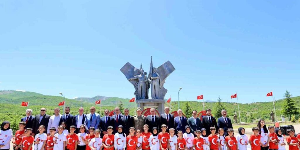 Bingöl’de PKK’lı teröristler tarafından şehit edilen 33 er anıldı