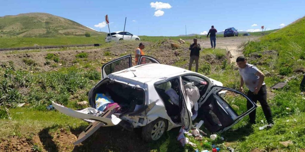 Bingöl’de trafik kazası: Baba öldü, eşi ve çocuğu yaralandı
