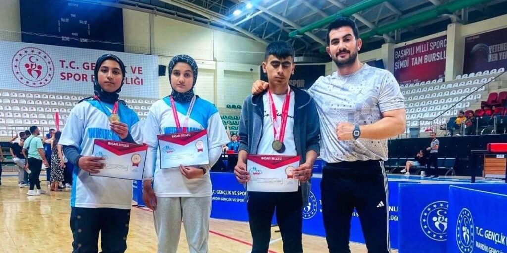 Bitlisli öğrenciler bilek güreşinde Türkiye finallerinde
