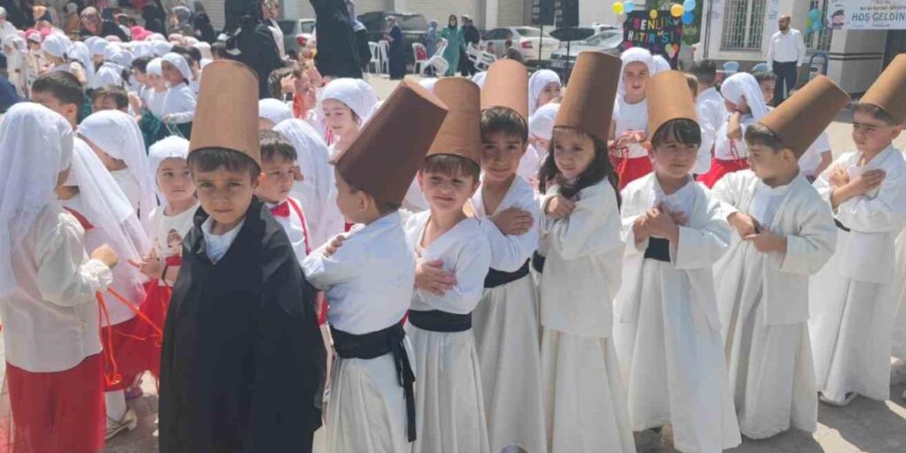 Bitlis’te 4-6 yaş Kur’an kursu öğrencilerinin gösterisi büyük ilgi gördü