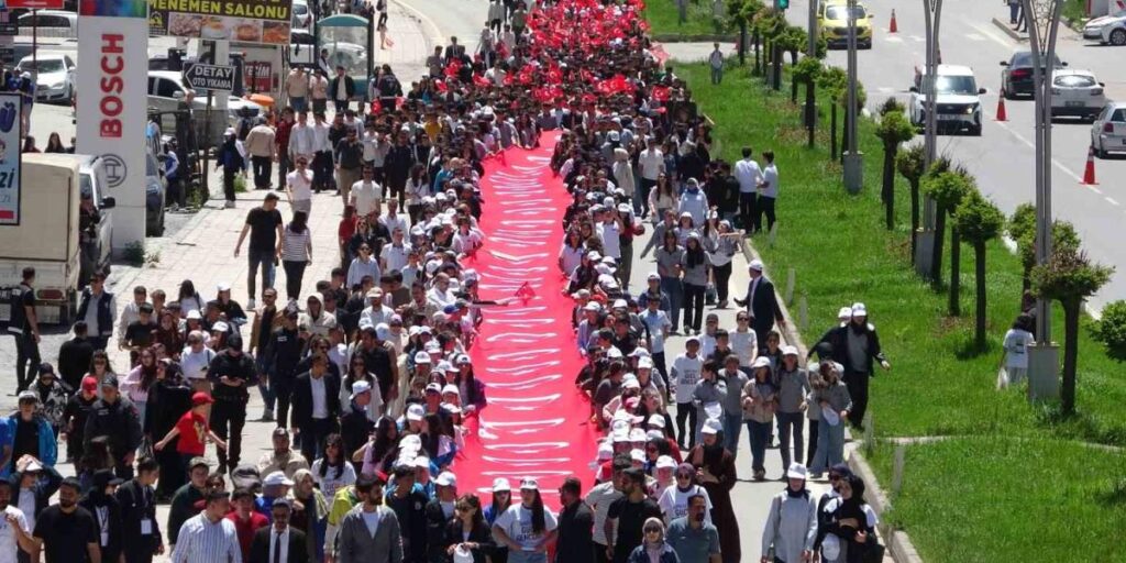 Bitlis’te Gençlik Festivali ve Kitap Fuarı başladı