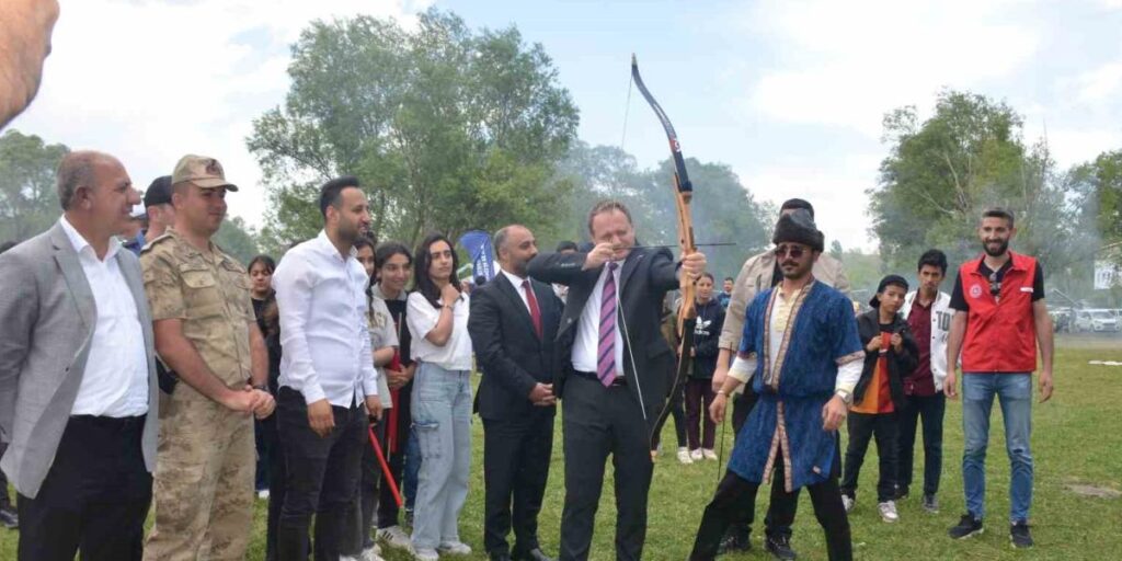 Bulanık’ta çocuklar şenlikte gönüllerince eğlendi