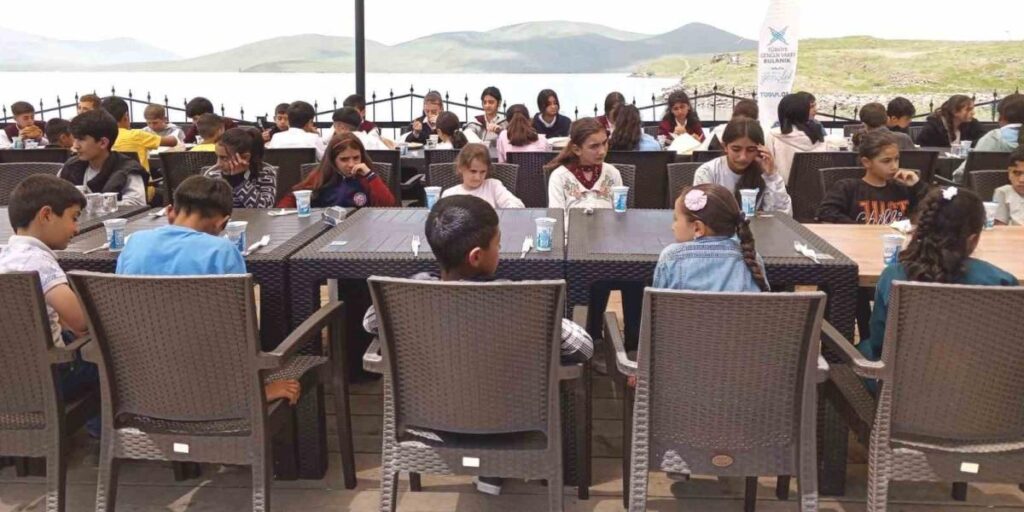 Bulanık’ta öksüz ve yetim çocuklar sevindirildi