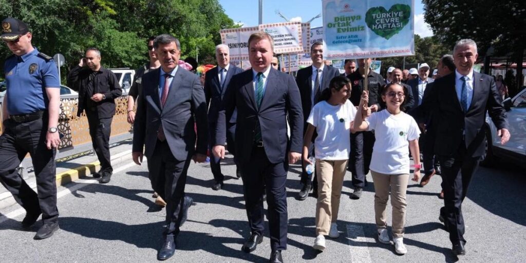 “Çevrene İyi Bak: Plastik Kirliliği İle Mücadele” temalı farkındalık yürüyüşü düzenlendi