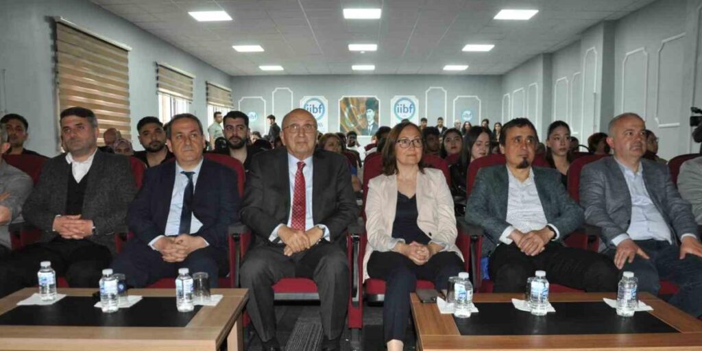 Çimentaş Yönetim Kurulu Başkanı Taha Aksoy deneyimlerini öğrencilerle paylaştı