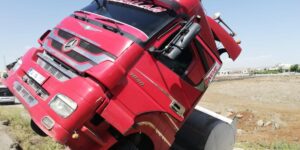 Cizre’de sürücüsü bayılan tır şarampolde devrildi