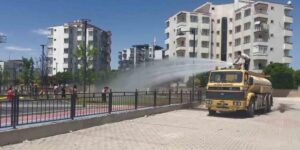 Çocukların yüzünü belediye personeli güldürdü