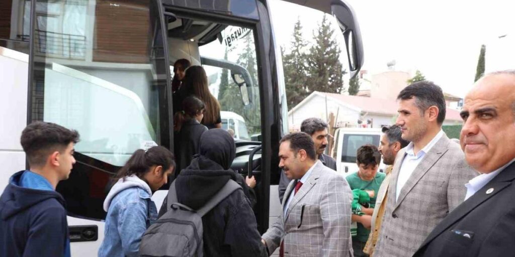 Depremde ebeveynlerini kaybeden çocuklara moral gezisi