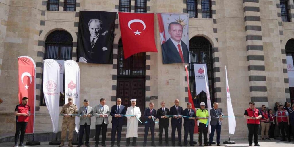 Depremde hasar alan tarihi Kurtuluş Camii yeniden ibadete açıldı