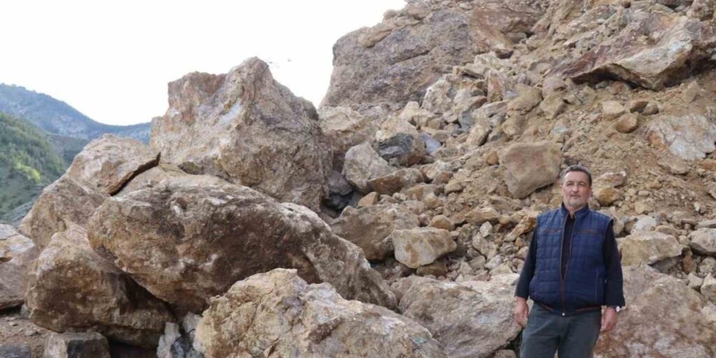 Dev kayalar yolu ulaşıma kapattı