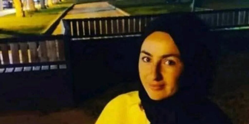 Devrilen traktörün altında kalan 2 çocuk annesi öldü