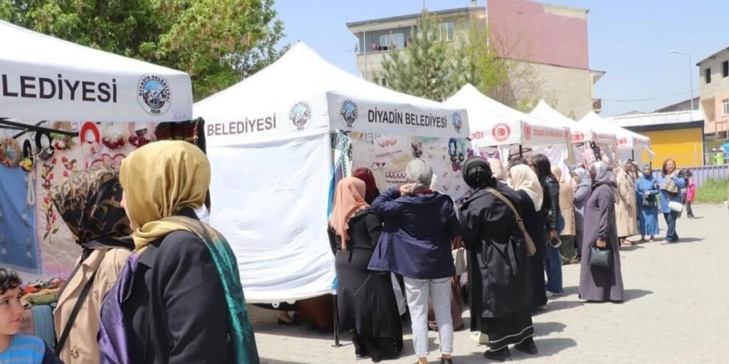 Diyadin’de kursiyer kadınlar atık malzemeleri sanate dönüştürdü