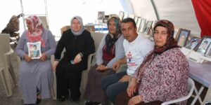 Diyarbakır anneleri PKK’nın kendini feshetmesiyle evlatlarına kavuşmayı bekliyor