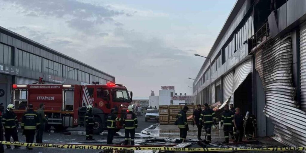 Diyarbakır’da kepenk tamiri sırasında çıkan kıvılcımla 4 dükkan yandı