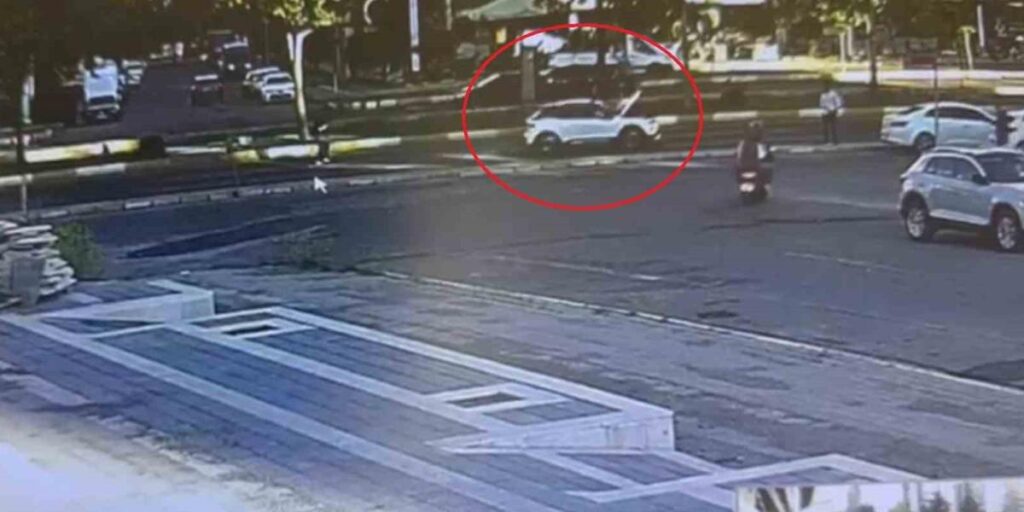 Diyarbakır’da lise öğrencisini hayattan koparan kaza güvenlik kamerasına böyle yansıdı