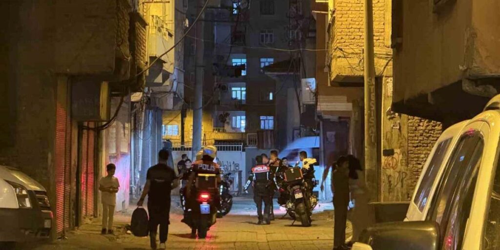 Diyarbakır’da ‘Narko-Hançer’ operasyonunda 6 aranan şahıs yakalandı, çok sayıda uyuşturucu ele geçirildi