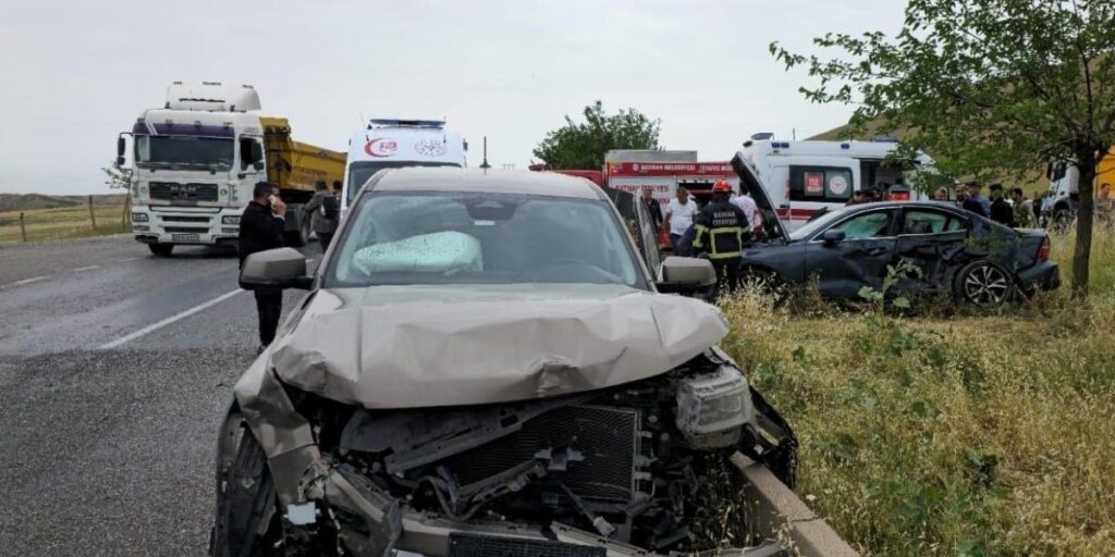 Diyarbakır’da otomobil ile kamyonet çarpıştı: 1 ölü, 3 yaralı