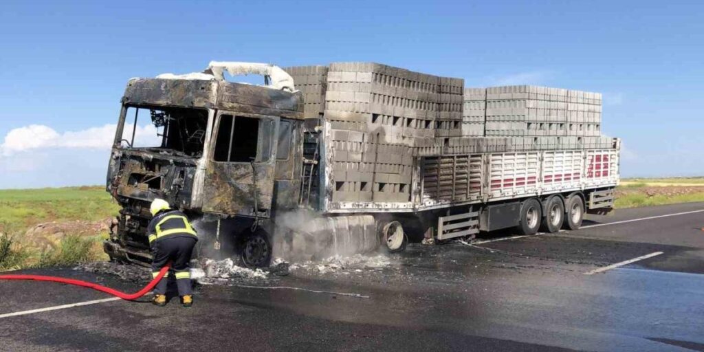 Diyarbakır’da seyir halindeki tuğla yüklü kamyon alev topuna döndü
