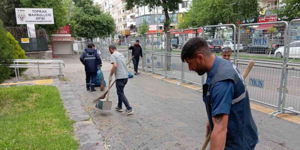 Diyarbakır’da şiddetli rüzgar çatıları uçurdu
