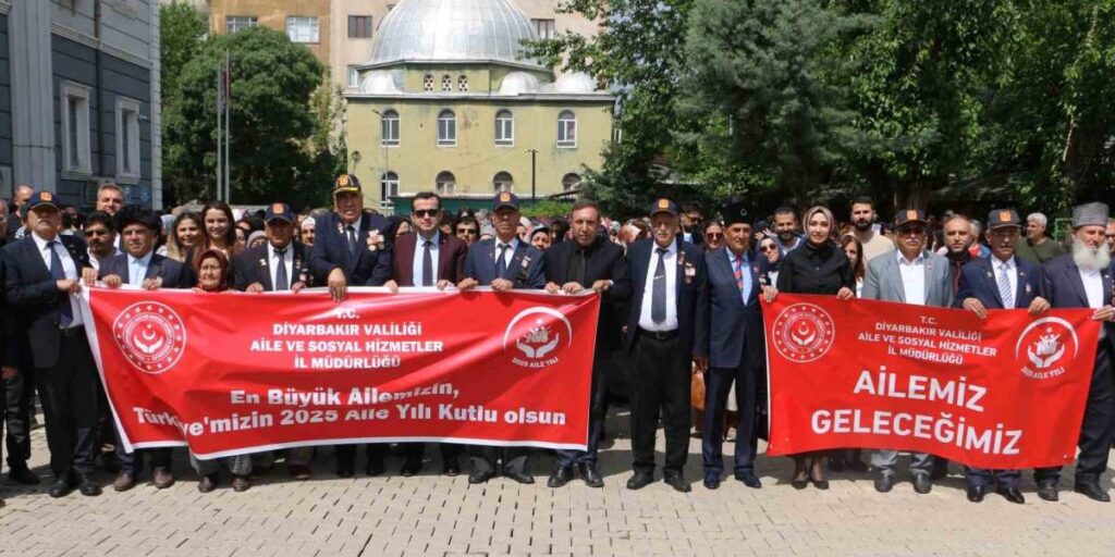 Diyarbakır’da ’Uluslararası Aile Günü’nde kortej yürüyüşü gerçekleştirildi