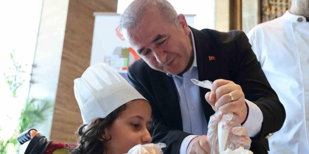Down sendromlu bireyler pasta süsleme yarışmasında hünerlerini gösterdi