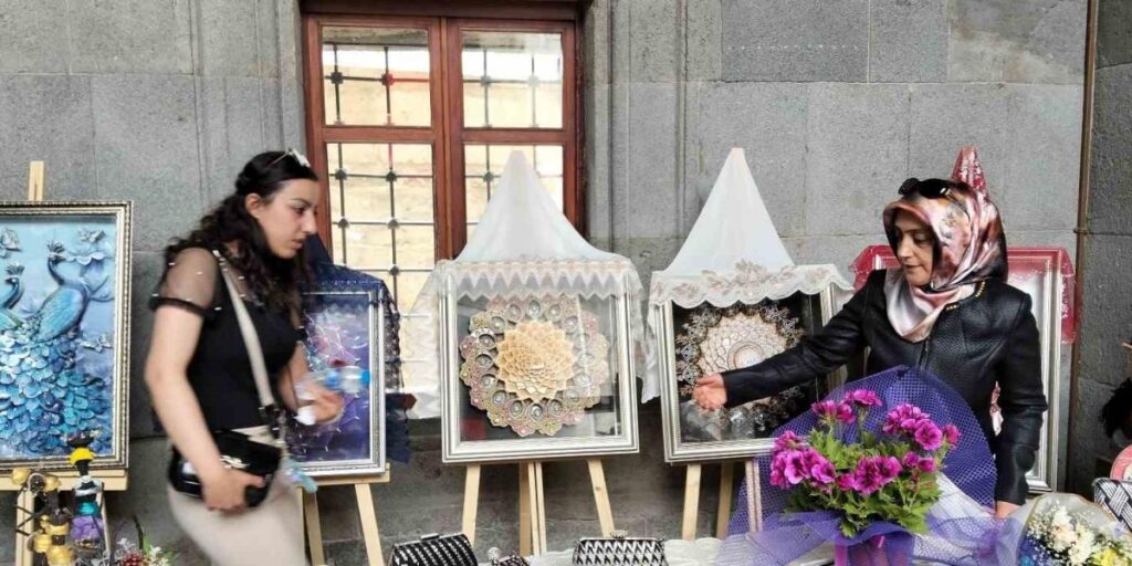 El emeklerini sergilediler