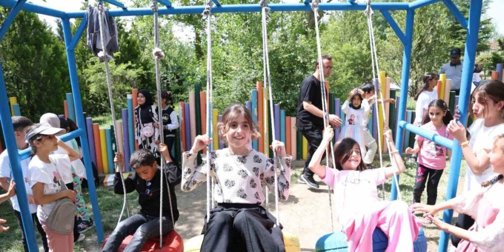 Elazığ’da çocuklar Geri Dönüşüm Parkı’nda doyasıya eğlendi