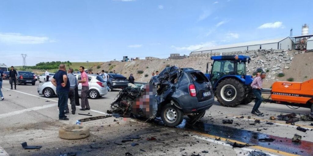 Elazığ’da feci kaza: 1 ölü, 2 ağır yaralı
