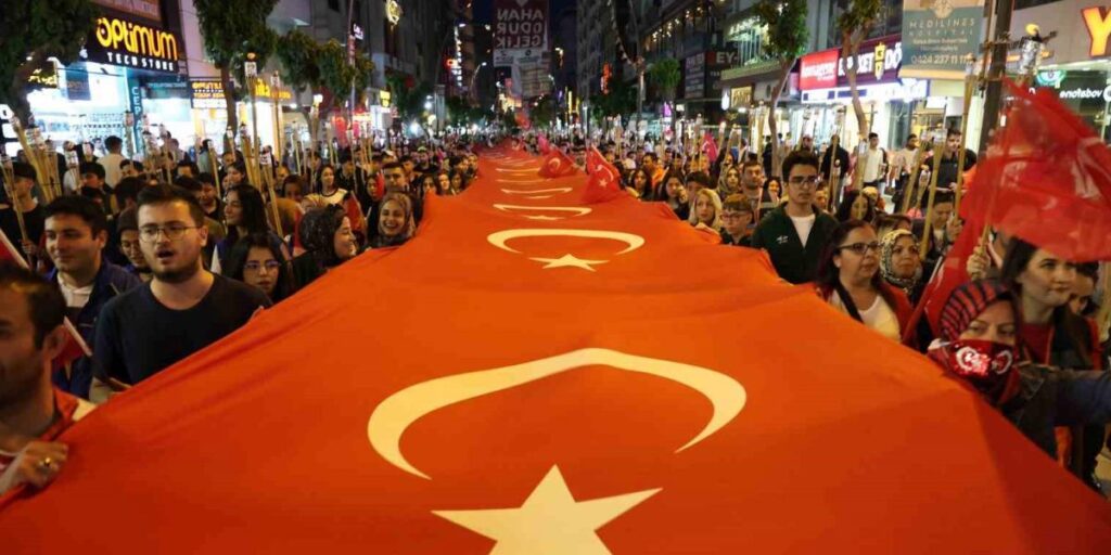 Elazığ’da fener alayı renkli görüntüler oluşturdu
