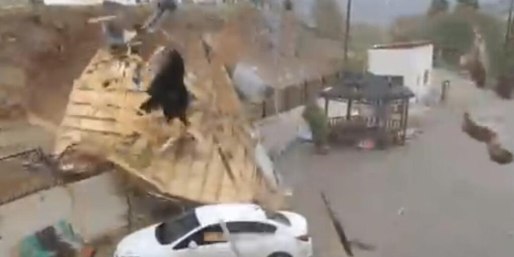 Elazığ’da fırtınadan uçan çatı araçların yanına düştü