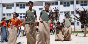 Elazığ’da ‘Geleneksel Oyun Tırı’ çocukları doyası eğlendirdi