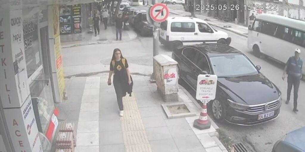 Elazığ’da hafif ticari araçla minibüs çarpıştı, kaza anı kamerada