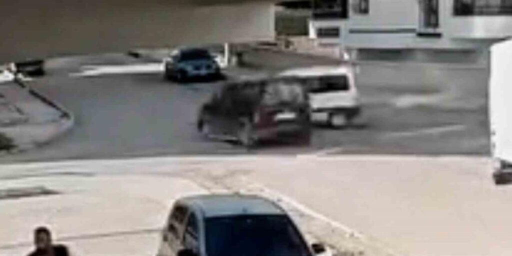 Elazığ’da hafif ticari araçlar çarpıştı