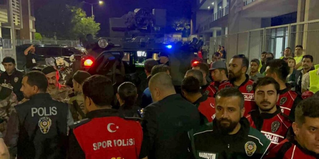 Elazığ’da hakem ve futbolcular zırhlı araçlarla stattan ayrıldı