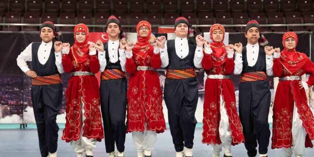 Elazığ’da halk oyunları yarışması renkli görüntüler oluşurdu