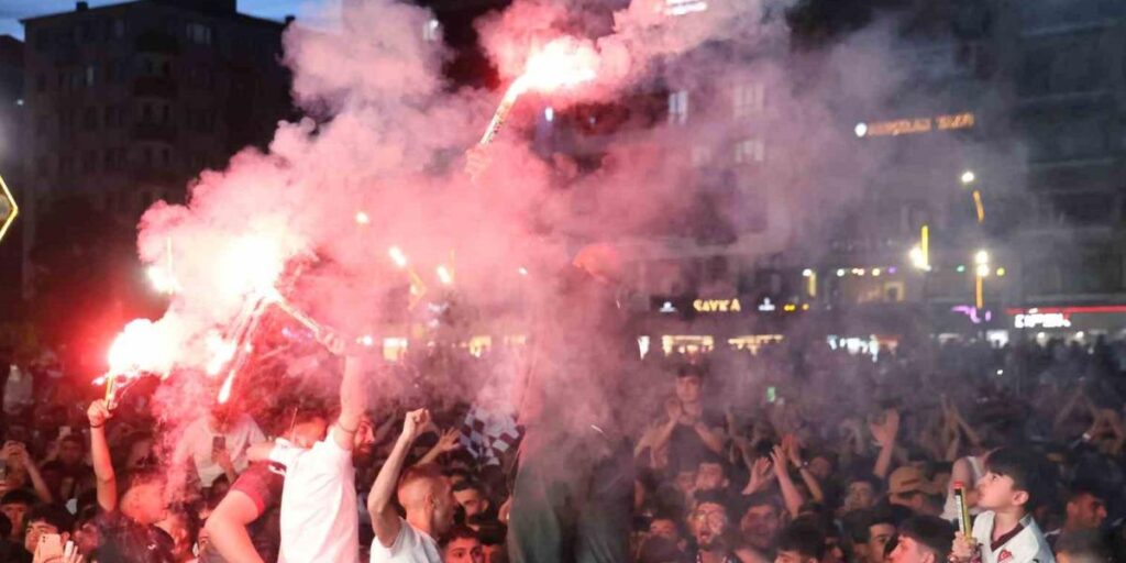 Elazığ’da nefesler tutuldu: Taraftarlar Elazığspor maçı için dev ekran başına geçti