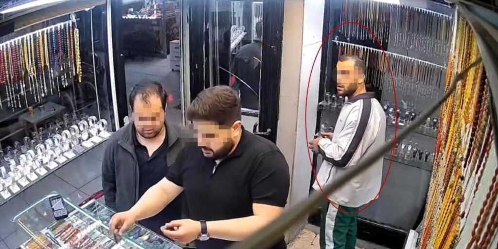 Elazığ’da saat hırsızlığı kamerada: Saatin fiyatını sordu, kameraya baktı, cebine atıp uzaklaştı
