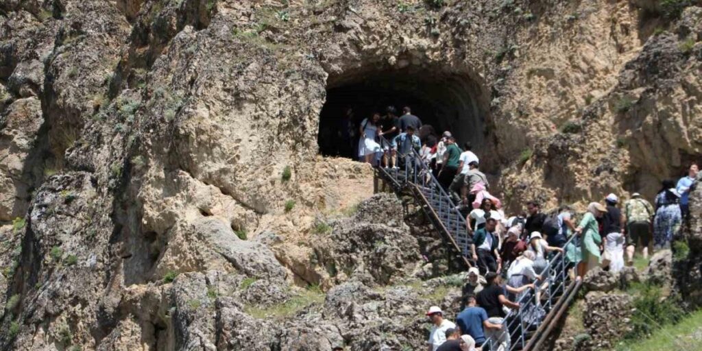 Elazığ’da üniversite öğrencileri Palu’yu gezdi