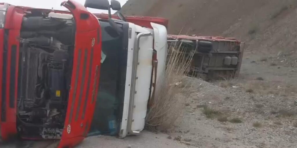 Erzincan’da beyaz eşya yüklü tır devrildi
