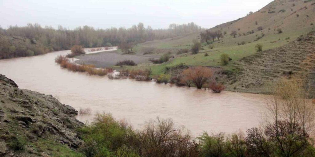 Erzincan’da Karasu ve Fırat Nehri’nin debisi arttı